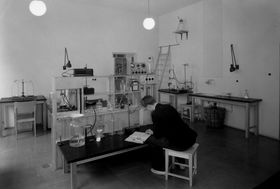 Chemistry laboratory. Interior of a lab where a person is working at a low desk. Attention had been paid to the design of the labs, yet there was not always space for research. University of Technology. Photo: Aalto University Archives