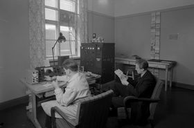 Electrotechnical Laboratory. The Teekkari radio station was known around the world. There are QSL cards from the United States, Argentina and Malaysia, among others. University of Technology. Photo: Aalto University Archives