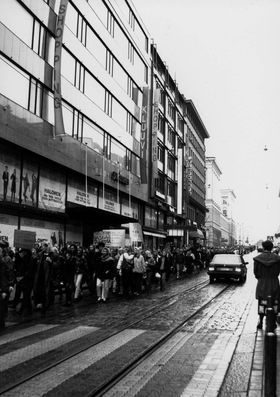 Student Aid Demonstration 1993. Procession along Aleksanterinkatu to the west. The picture shows the size of the demonstration. Photo: TKY Archive, AYY Archive