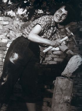 An American student cleaning bricks for reclamation. 1949. Photo: TKY Archives, AYY Archives