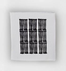 Mustiin viivakokoelmiin perustuvaa kuviointia valkoisella pohjalla taideteoksessa