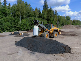 Making a biochar soil mix at the HSY waste processing facility