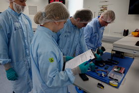 Aalto-3-projektin opiskelijoita ESA:n testeissä
