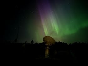 MCA-teleskoopit Aalto-yliopiston Metsähovin radio-observatoriossa revontulien alla.