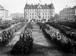 Punavankeja Tampereen Keskustorilla 6.4.1918.
