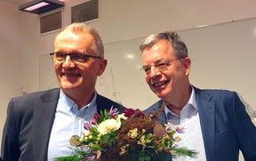 Esko Kauppinen (vasemmalla) ja Matti Kaivola (oikealla) vaihtamassa rooleja. Esko Kauppinen nimitettiin laitosjohtajaksi ja Matti Kaivola varadekaaniksi. Kuva: Said Elhazzaz.