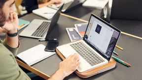 Opiskelija istuu kannettavan tietokoneen ääressä