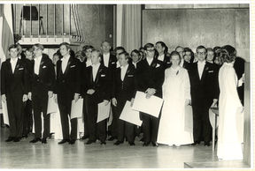 Mustavalkoisessa kuvassa vuonna 1971 promovoituja promovendejä rivissä Juhlasalin lavalla.