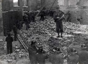 Brickwork in the ruins of the former Soviet embassy. November 1949. The Retuperä Voluntary Fire Brigade Band plays. Photo: AYY Archives