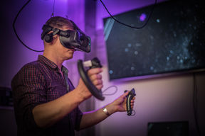 MAGICS-infrastruktuuri mahdollistaa virtuaalitodellisuuden hyödyntämisen muun muassa taiteellisissa esityksissä. Kuva: Aalto Studios.
