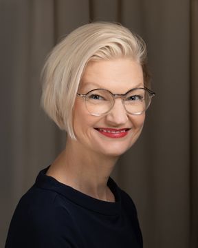 Pukusuunnittelija, taiteen tohtori Maarit Kalmakurki 