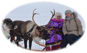 Valokuva kahdesta naisesta ja poroista Venäjän arktisella alueella Nenetsien autonomisessa piirikunnassa
