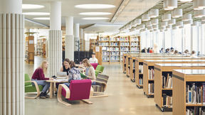 Opiskelijoita kirjastossa