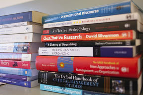 organisaatiot ja johtaminen -aineen kirjoja / books