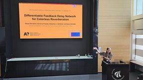 Gloria Dal Santo esitelmöi tutkimuksestaan DAFx-2023-konferenssissa Aalborgin yliopistossa Kööpenhaminassa syyskuun alussa.