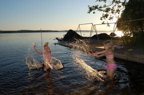 Lapsia Pielisen rannalla / Children on the shore of Lake Pielinen