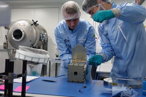 Opiskelijat testaamassa satelliitia ESA:n testeissä. 