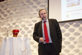 Kuvassa Pekka Korhonen puhuu yleisölle. 