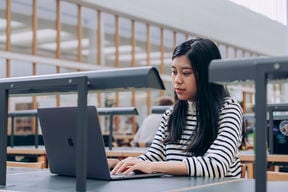 Opiskelija työskentelemässä tietokoneen ääressä