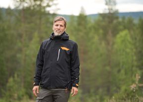 Kuvassa näkyy Kauppakorkeakoulun työelämäprofessori Iivo Vehviläinen ulkona metsässä. 