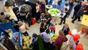 IDBM-ohjelman opiskelijat esittelevät kurssitöitään Startup Saunalla maaliskuussa 2013.