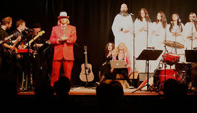 Playing God -esitys, keskellä Matti Häyry punaisessa puvussa.