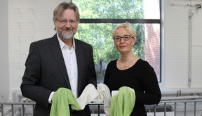 Professor Herbert Sixta and Sirpa Välimaa. The scarf was donated to Sirpa Välimaa as an expression of gratitude for Stora Enso's great support for Ioncell process over many years. Photo: Sofi Vuojakoski