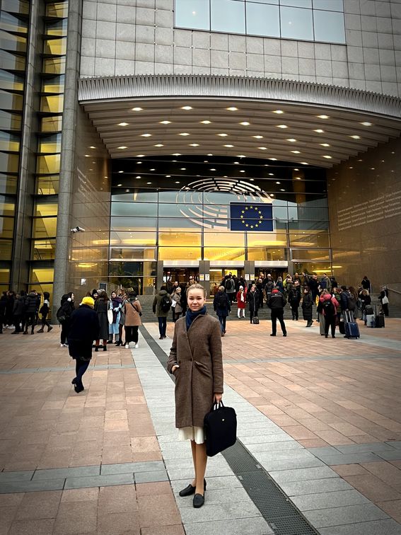 Kuvassa näkyy Ninni Norra edustamassa Suomea Brysselissä Euroopan Tulevaisuuskonferenssissa.