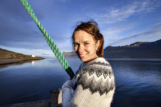 Kuvassa näkyy Satu Rämö veden äärellä Islannissa ja päällään islantilainen villapaita. 