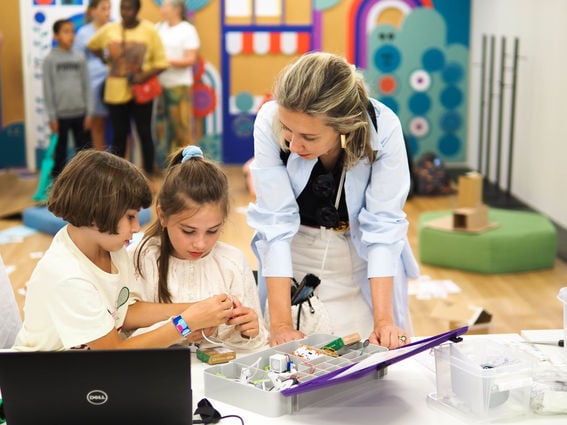 Lapset innostuvat työskentelemään teknologian parissa Aalto-yliopisto Juniorin työpajassa.
