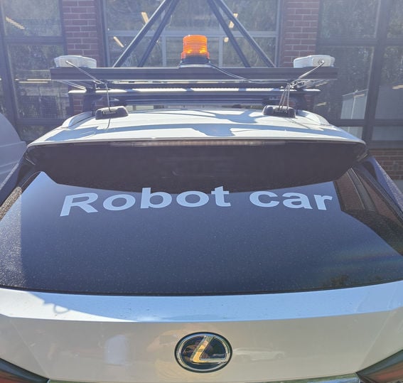 Auton takalasi, jossa teipattuna teksti Robot car.