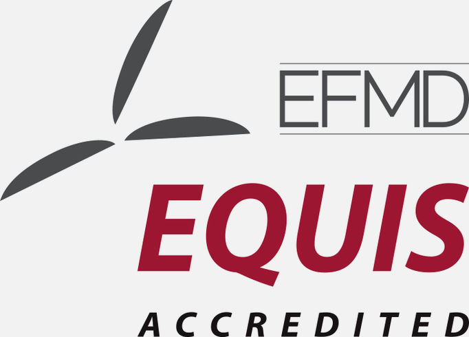 Kuvassa näkyy EQUIS-logo. 