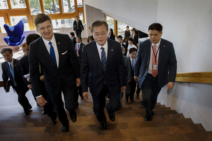 Rehtori Ilkka Niemelä (vasemmalla) ja presidentti Moon Jae-in nouevat portaita Dipolin toiseen kerrokseen. Kuva Heli Sorjonen / Aalto-yliopisto