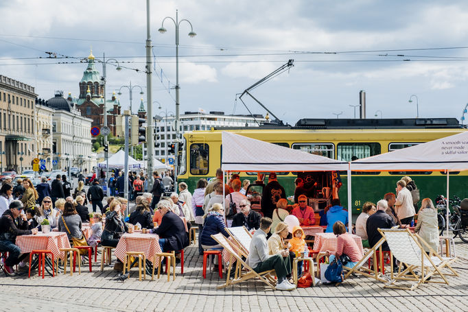 Picture of people dining outside by the Market Square in Helsinki.