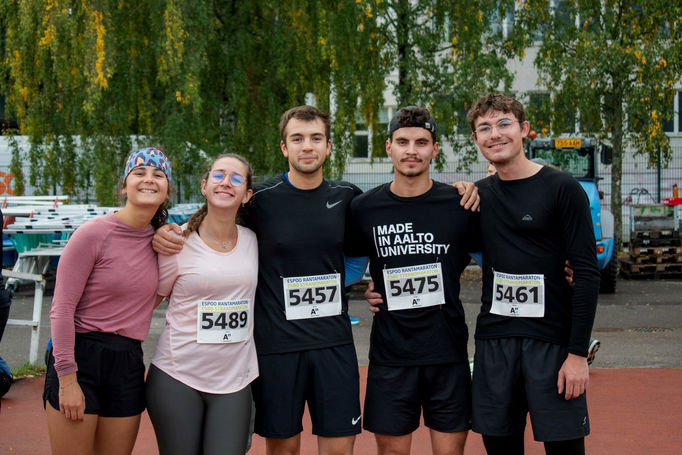 Two women and three men participants posing in Aalto 10K & 5K event in September 2022