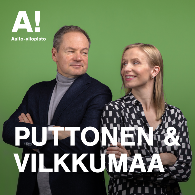 Kuvassa näkyvät podcastin juontajat, professori Vesa Puttonen ja apulaisprofessori Eeva Vilkkumaa. 