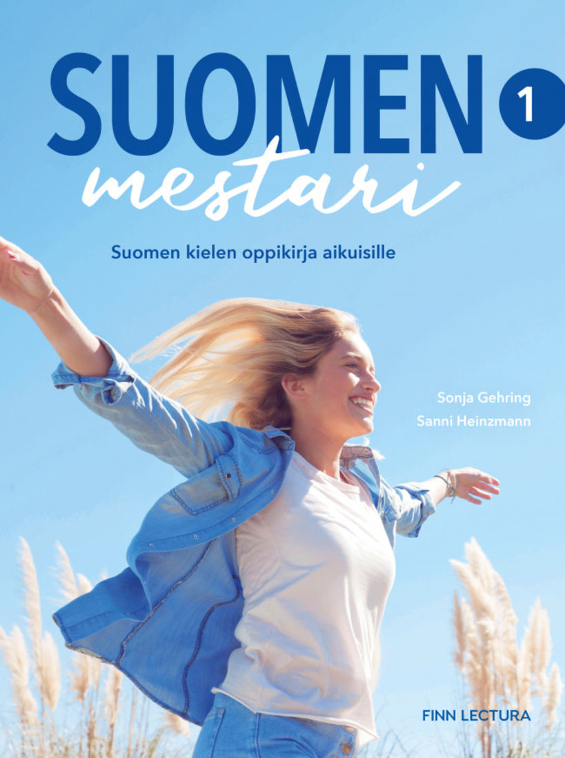 Suomen mestari 1 -oppikirjan kansikuvassa on hymyilevä pitkähiuksinen vaalea nainen, joka on levittänyt kätensä, taustalla on sinistä taivasta ja vaaleita järviruokojen kukintoja.