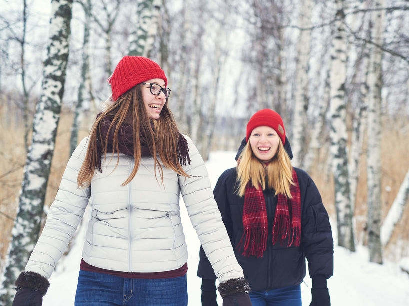 Two Aalto University's students walking in Otaniemi in the winter.