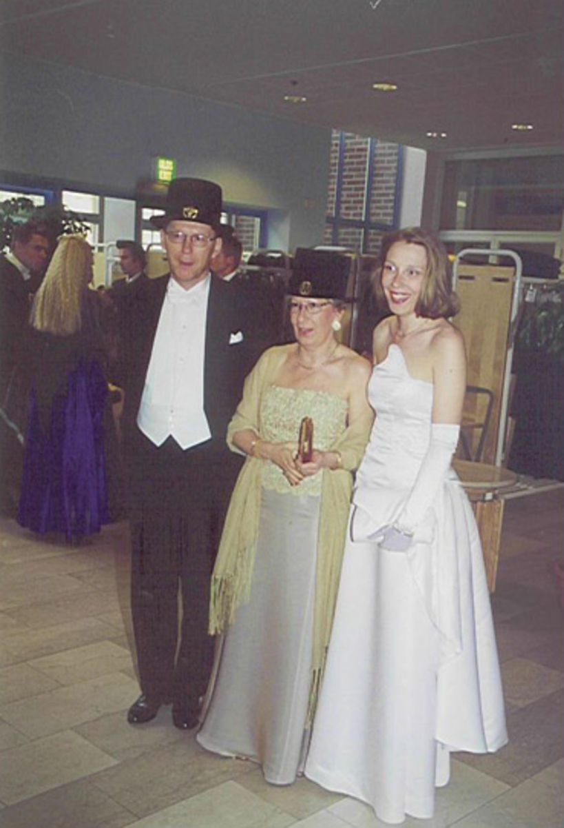 Jyrki, Hannele ja Johanna Wallenius Kauppakorkeakoulun promootiossa vuonna 2001
