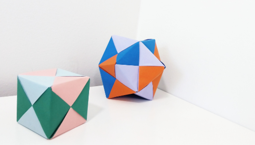 värikkäät origamikuutio ja tähtimäistetty oktaedri