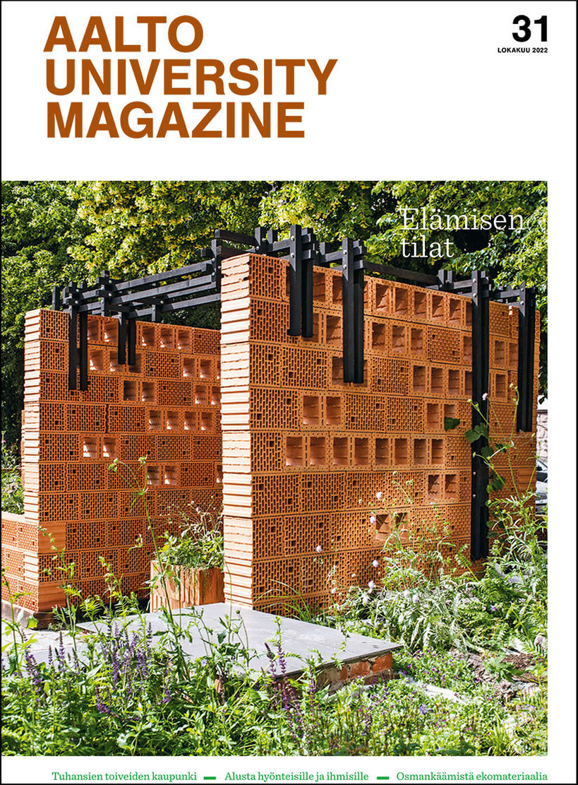 Aalto University Magazinen kannessa on kesäinen kuva Alusta-paviljongista, joka on rakennettu savitiilistä. Ympärillä on runsaasti kasvillisuutta, muun muassa kukkia