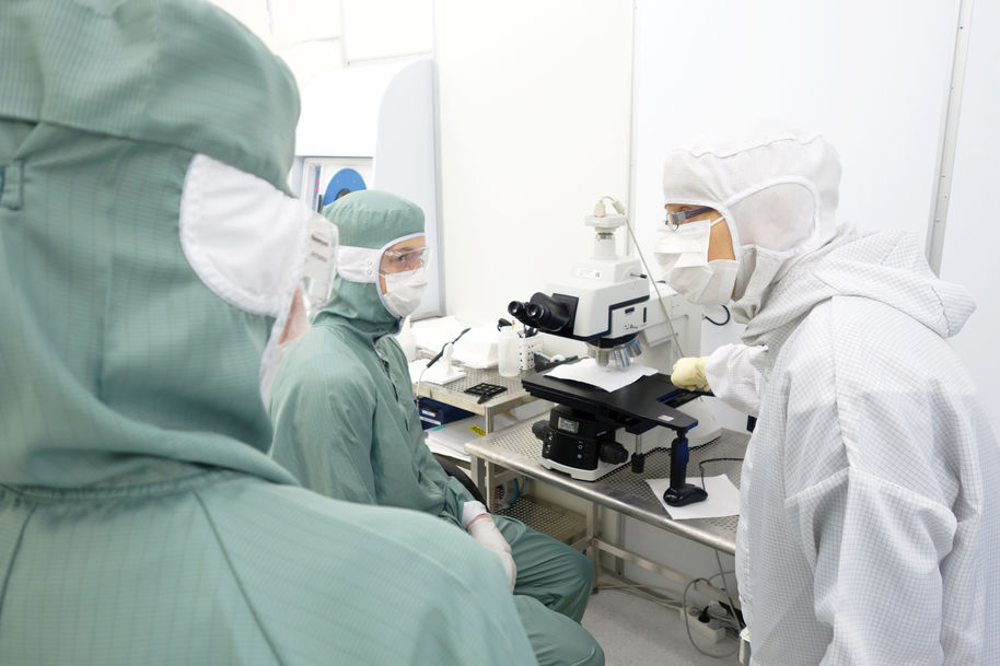 Lukiolaiset pääsivät tutustumaan Micronovan puhdastilaan mikro- ja nanotekniikan kärkikurssilla, kuva: Aalto-yliopisto / Linda Koskinen