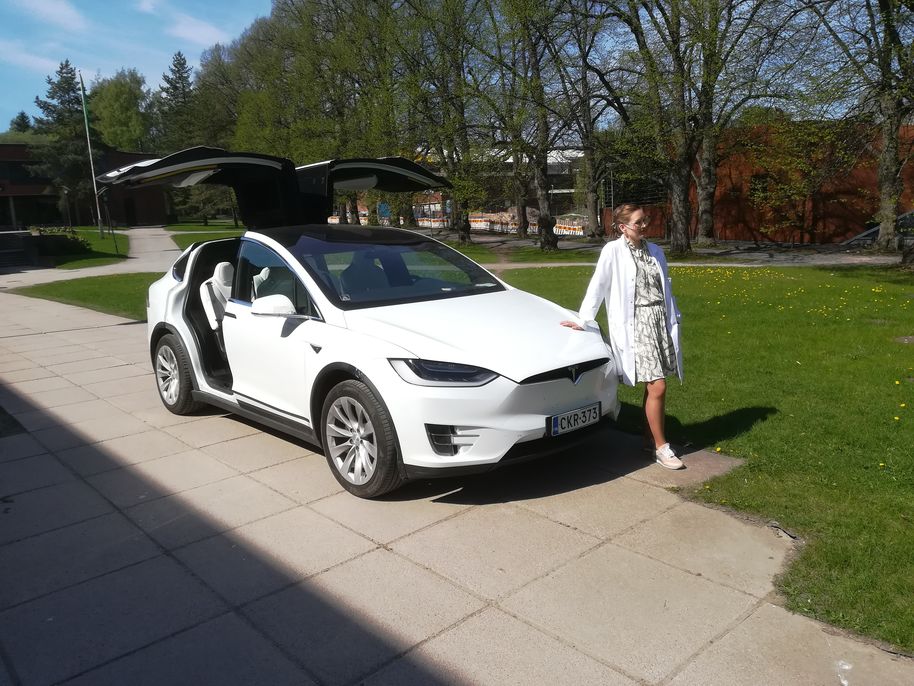 Professor Mari Lundström with Tesla / Photo: Pertti Kauranen