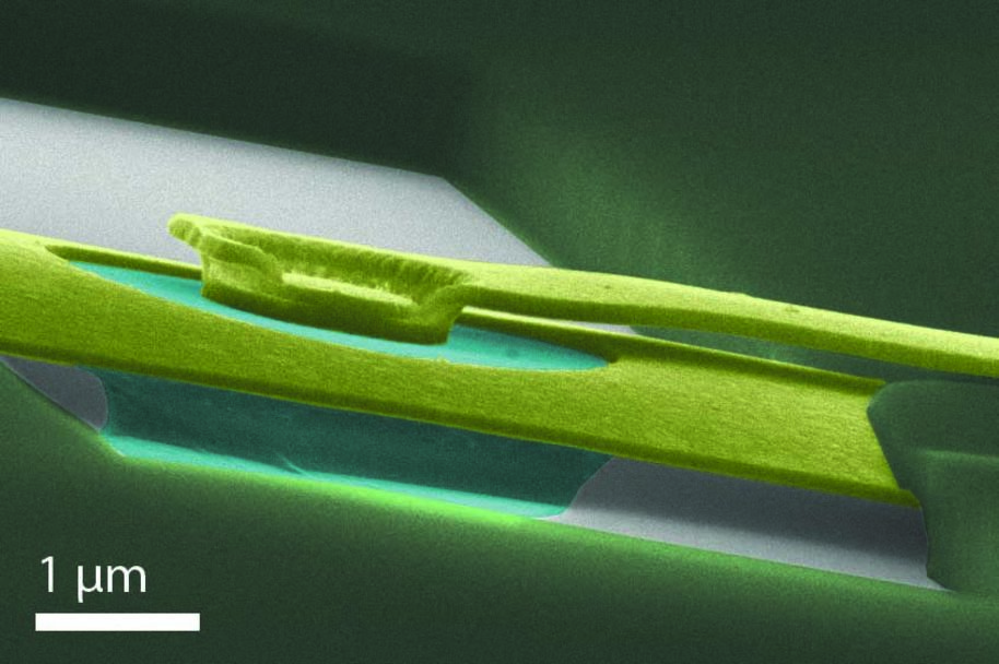 Elektronimikroskooppikuva Corbino-laitteesta: vihreäksi väritettyyn grafeeniin havaittiin muodostuvan elektronikide, kaksi-dimensioinen Wignerin hila, joka koostui noin 20 kristalliitista. Kuva: Antti Laitinen.
