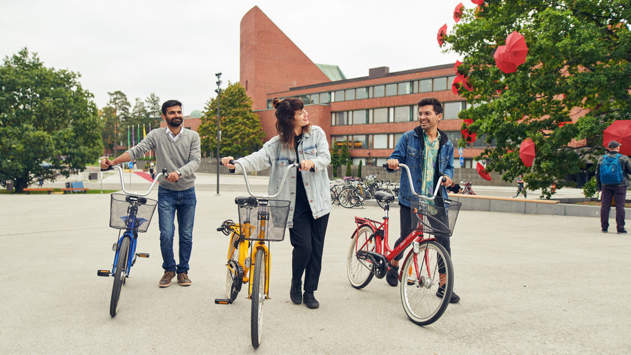 Students with bicycles in Otaniemi