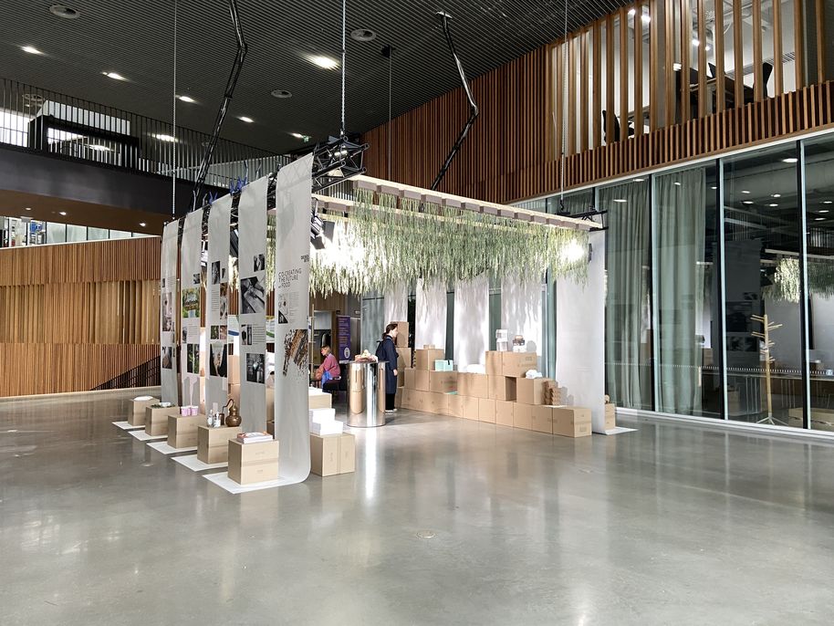 Väreen aulaan on pystytetty näyttely, jonka rakenteiden alla voi kulkea: kattorakenteesta roikkuu kasveja ja julisteita