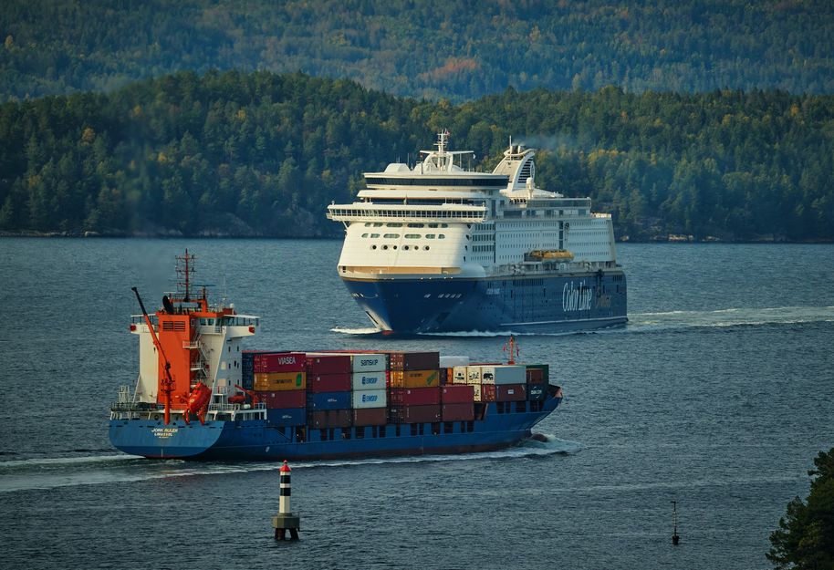 Ships passing photo by Vidar Nordli Mathisen