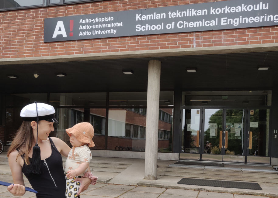 Hanna Seppäläinen and her daughter in front of chemical engineering building. Image: Hanna Seppäläinen