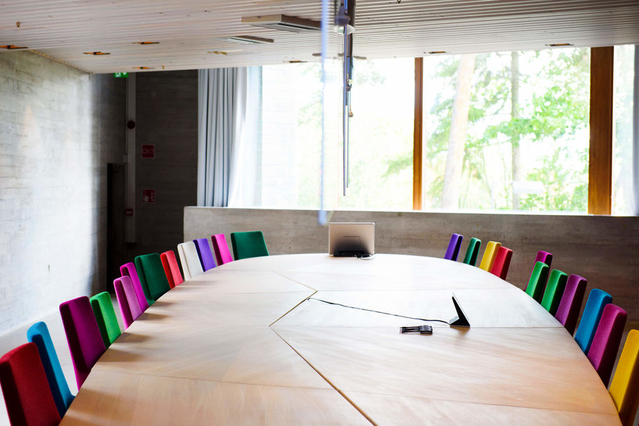 View of a meeting room with multicolored chairs in Dipoli / Photo: Aalto University, Markus Sommers