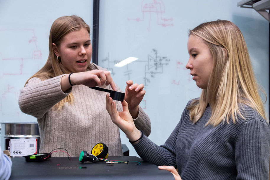 Aalto University School of Electrical Engineering students on a course on electronics.
